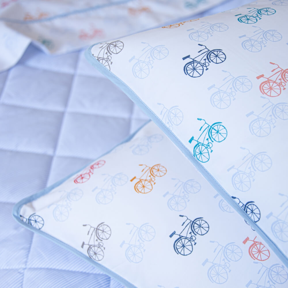 Fronha avulsa infantil percal 200 fios Bike estampada - Imagem 2